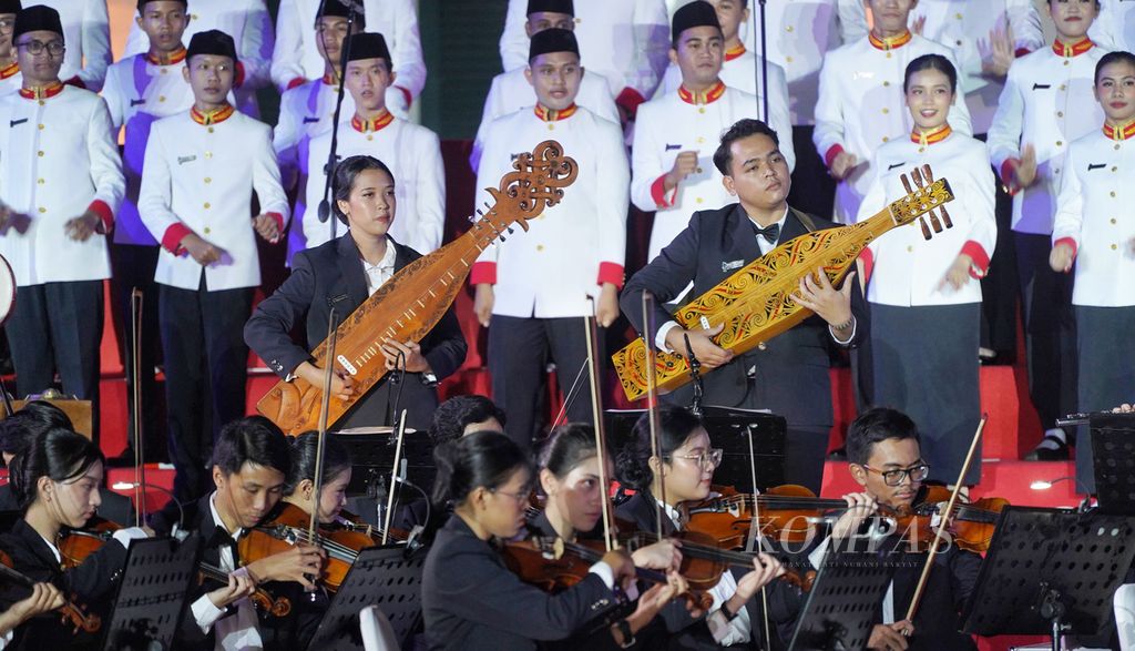 Alat musik tradisional khas Kalimantan, Sapek, dikolaborasikan dengan orkestra dan paduan suara dalam Konser Kemerdekaan Gita Bahana Nusantara 2024 di Taman Fatahillah Kota Tua, Jakarta, Sabtu (10/8/2024) malam. Konser Kemerdekaan Gita Bahana Nusantara 2024 ini mengambil tema Harmoni Nusantara Generasi Emas. 