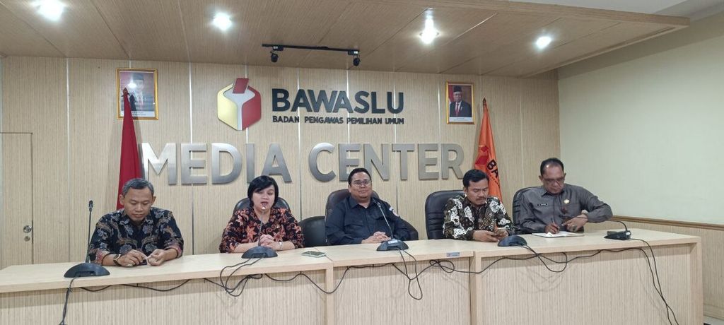 Komisi Nasional Hak Asasi Manusia (Komnas HAM) melakukan audiensi dengan Badan Pengawas Pemilu (Bawaslu) terkait pengawasan dan perlindungan hak-hak 18 kategori kelompok rentan dan marjinal selama Pemilu 2024, di kantor Bawaslu, Jakarta, Selasa (25/7/2023).