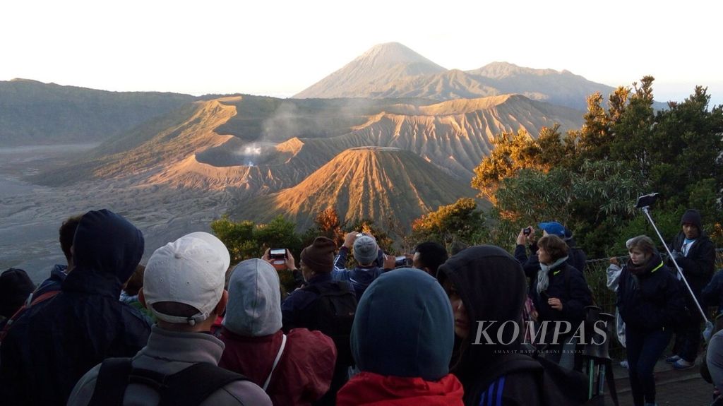 Thousands of local and foreign tourists mingled at Pananjakan I in the Mount Bromo area, Probolinggo, East Java, to watch the sunrise some time ago.