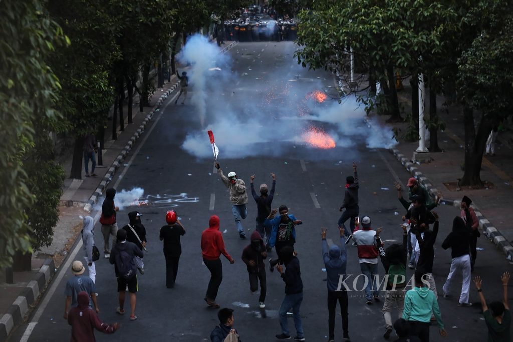 Gas air mata ditembakkan petugas untuk membubarkan pengunjuk rasa di Jalan Tentara Pelajar, Jakarta, Senin (30/9/2019).