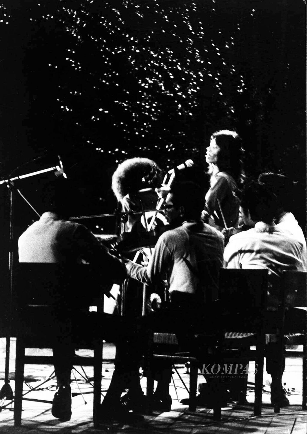 Grup rock Indonesia, God Bless, sedang manggung dalam konser Summer 28, yang digelar di Ragunan, Pasar Minggu, Jakarta. 16 Agustus 1973. Selain God Bless, tampil pula Koes Plus, The Disc, The Mercy's, Panbers, Bimbo, The Rollies, Gang of Harry Roesli, dan Young Gipsy.