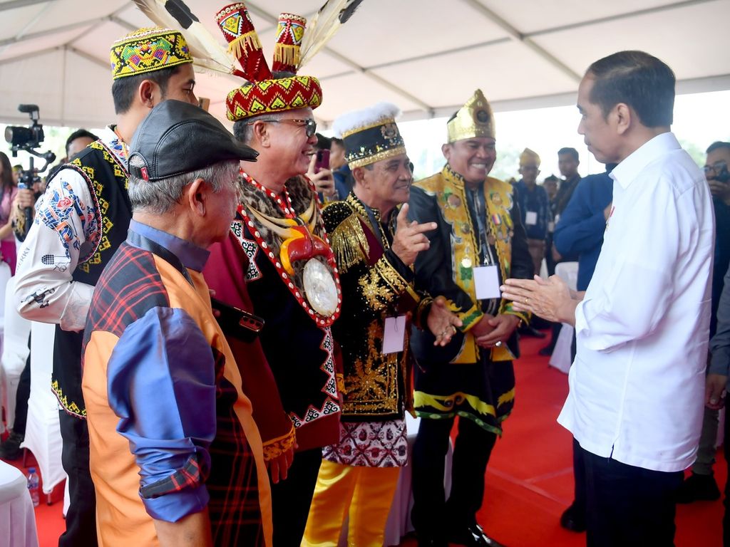 Presiden Joko Widodo menghadiri Festival Harmoni Budaya Nusantara di Lapangan Taruna, Kecamatan Sepaku, Penajam Paser Utara, Kalimantan Timur, Jumat (3/11/2023).