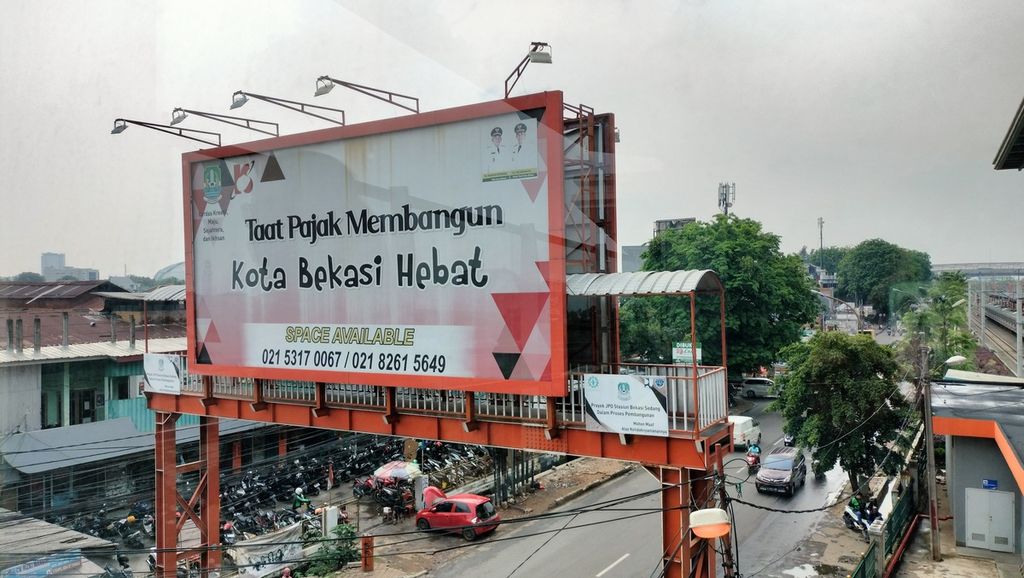 Pembangunan jembatan penyeberangan yang belum rampung di Jalan Ir H Juanda sebelah Stasiun Bekasi, Kota Bekasi, Jawa Barat, Senin (17/10/2022).