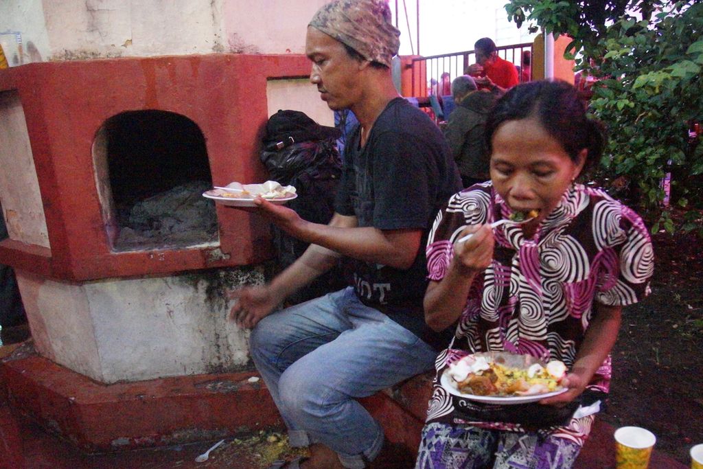 Warga berbuka puasa bersama di salah satu pojok Wihara Dharma Bhakti-Kelenteng Kim Tek Ie, yang membagikan makanan kepada warga Petak Sembilan, Glodok, Jakarta Barat, Selasa (19/4/2022).