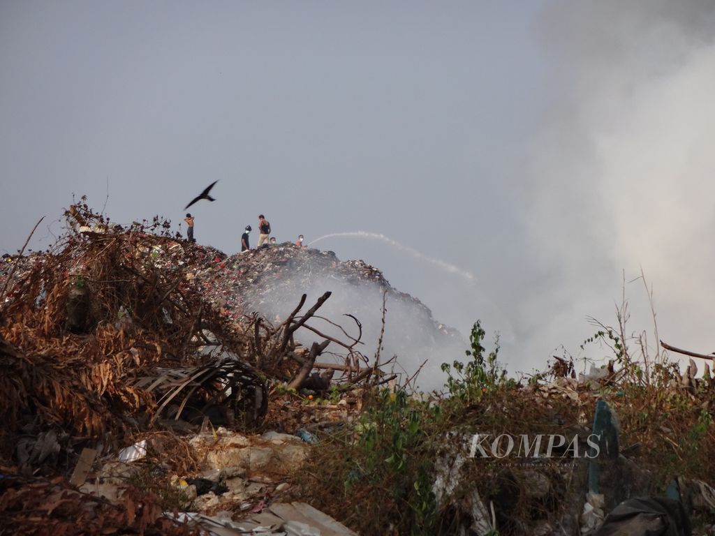 Petugas dari Dinas Pemadam Kebakaran dan Penyelamatan Kota Bandar Lampung berupaya memadamkan api yang membakar lahan di TPA Bakung, Kelurahan Bakung, Kecamatan Teluk Betung Barat, Kota Bandar Lampung, Sabtu (14/10/2023). 