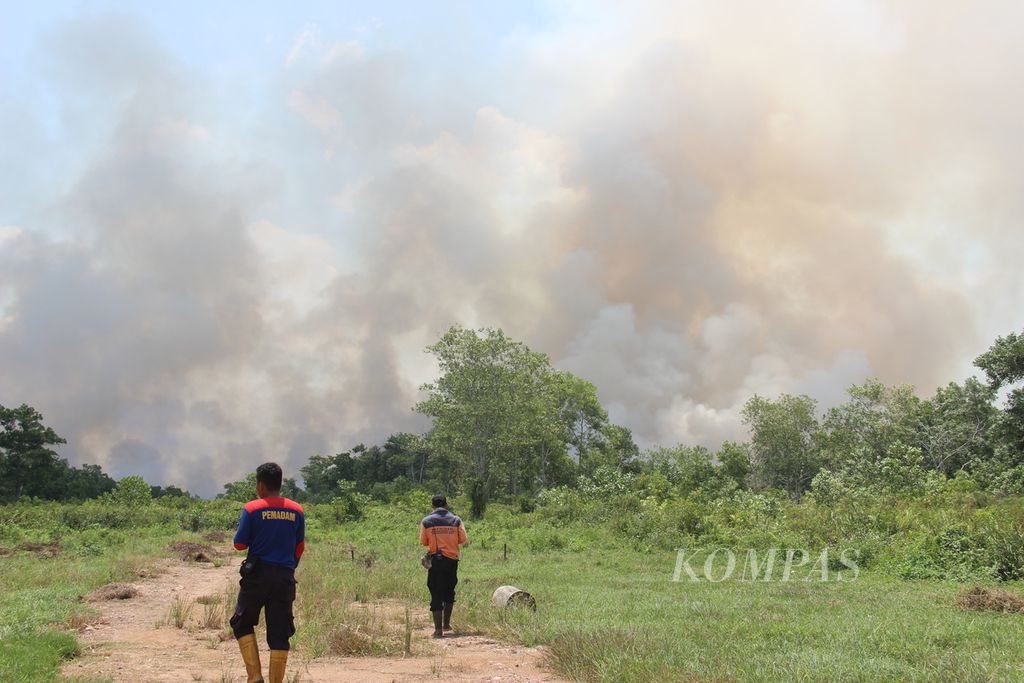 Kepulan asap dari lahan gambut yang terbakar di salah satu lokasi di Kabupaten Kubu Raya, Kalimantan Barat, Senin (25/9/2023) siang.