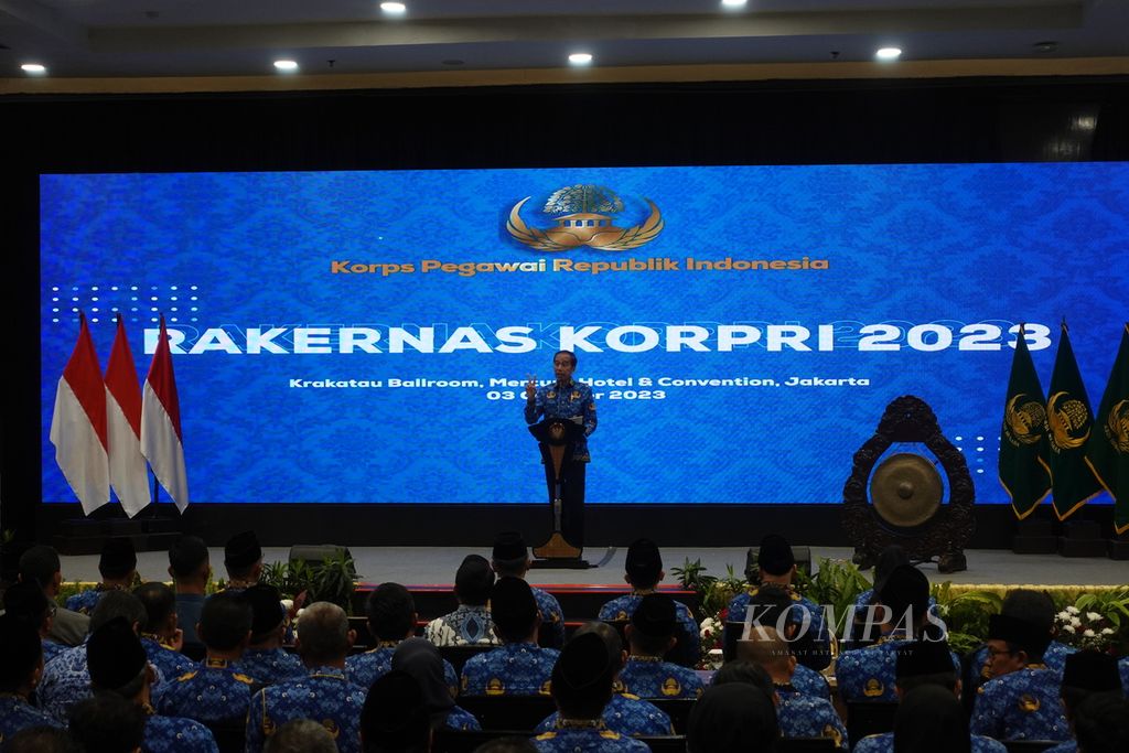 Presiden Joko Widodo saat memberikan pengarahan pada Rapat Kerja Nasional Korps Pegawai Republik Indonesia (Korpri) Tahun 2023 di Hotel Mercure Ancol, Jakarta, Selasa (3/10/2023).