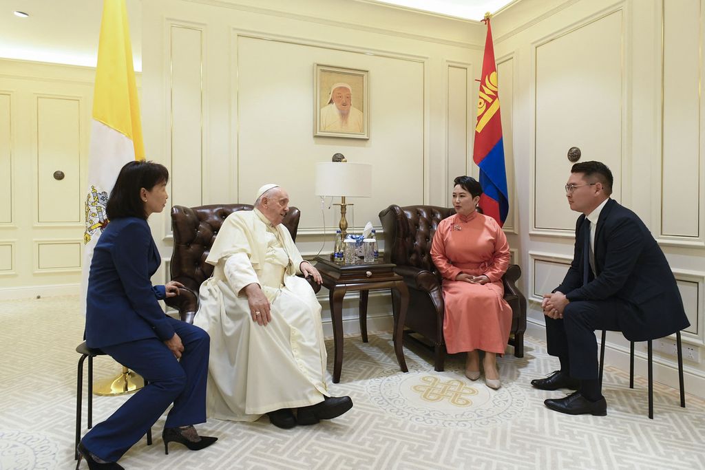 Foto yang dirilis Media Vatikan pada, Jumat (1/9/2023), ini menunjukkan Paus Fransiskus (kedua dari kiri) berbicara dengan Menteri Luar Negeri Mongolia Batmunkh Battsetseg (kedua dari kanan) selama pertemuan mereka di Ulaanbaatar. 