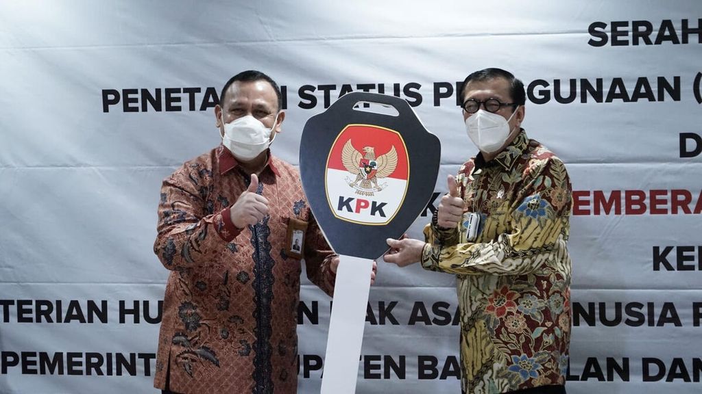 Ketua KPK Firli Bahuri serta Menteri Hukum dan HAM Yasonna Laoly dalam kegiatan penandatanganan dokumen serah terima aset rampasan hasil tindak pidana korupsi di Gedung KPK, Jakarta, Kamis (24/3/2022).