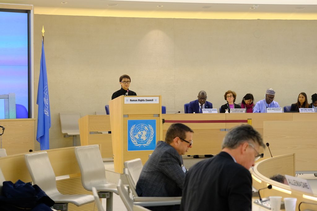 Menteri Luar Negeri RI Retno Marsudi (berdiri di podium) memaparkan pandangan Indonesia dalam sidang Dewan HAM Perserikatan Bangsa-Bangsa, Senin (27/2/2023), di Geneva, Swiss. 