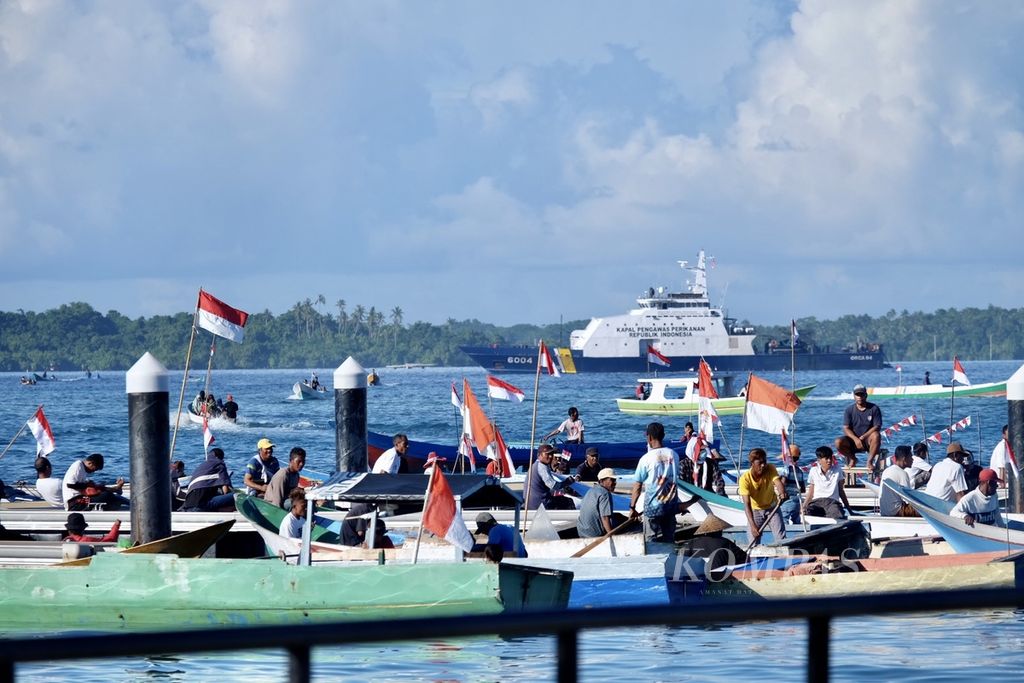 Nelayan bersiap menyambut kedatangan Presiden Joko Widodo saat pembukaan Gugus Tugas Reforma Agraria 2022 di Wakatobi, Sulawesi Tenggara, Kamis (9/6/2022).
