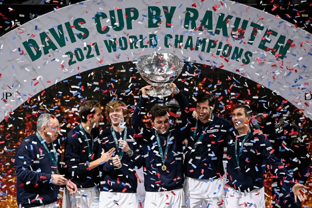 Dari kiri ke kanan, Kapten tim Piala Davis Rusia Shamil Tarpischev, Daniil Medvedev, Andrey Rublev, Aslan Karatsev, Karen Khachanov, dan Evgeny Donskoy merayakan sukses mereka meraih trofi Piala Davis di Madrid Arena, Madrid, 5 Desember 2021. 