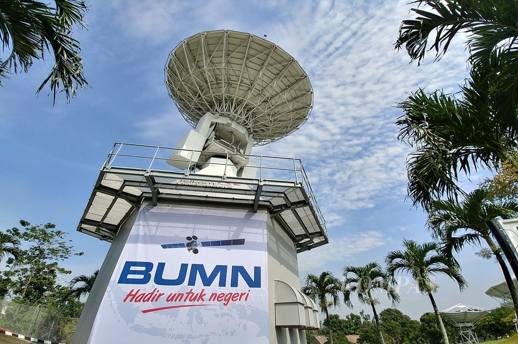 Parabola pengendali satelit yang terletak di kawasan Stasiun Pengendali Utama Satelit Telkom Cibinong, Kabupaten Bogor, Jawa Barat, pertengahan April 2017. 