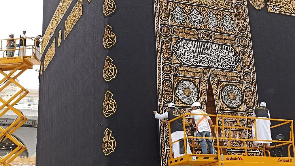 Workers tidy up the kiswah or cloth covering the Kaaba at the Grand Mosque in Mecca, Saudi Arabia, Saturday (30/7/2022) morning. As in previous years, the kiswah was replaced with a new one on 1 Muharram 1444 Hijriah.