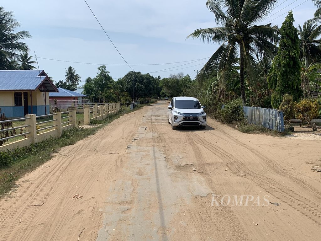 Kondisi jalan rusak di Kampung Waninggap Nanggo, Distrik Semangga, Merauke, Papua Selatan, Selasa (28/11/2023). 