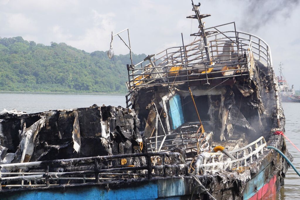 Puing kapal yang terbakar teronggok di sekitar Dermaga Wijayapura, Cilacap, Jawa Tengah, Rabu (4/5/2022) pagi. 