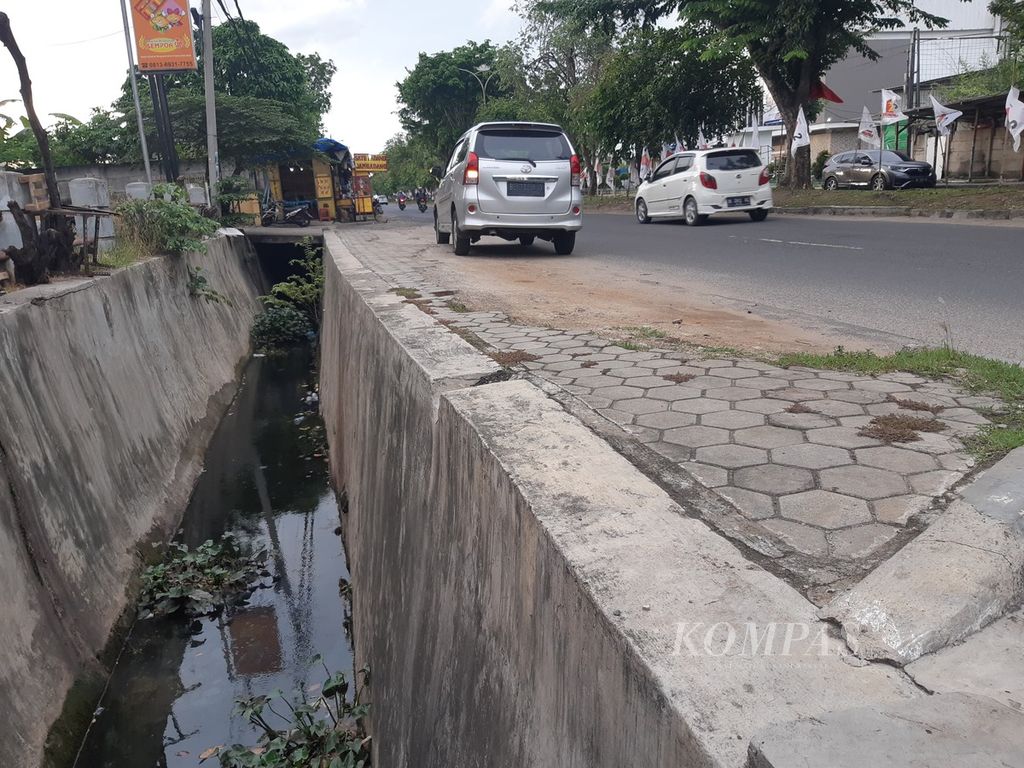 Condition of the open-channel drainage system on Sultan Agung Street, Way Halim District, Bandar Lampung City, on Tuesday (6/2/2024).