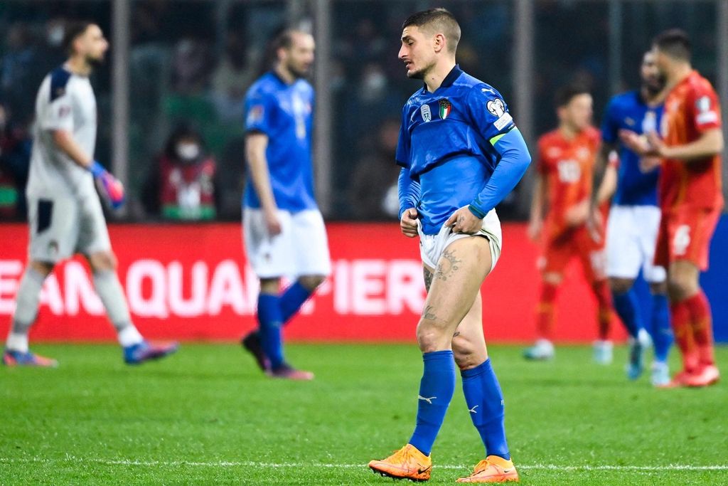 Reaksi kecewa pemain Italia, Marco Verratti setelah Italia gagal menembus putaran final Piala Dunia 2022. Italia kalah dari Macedonia Utara, 0-1, dalam pertandingan babak playoff di Stadion Renzo Barbera, di Palermo, Italia, Jumat (25/3/2022) dini hari WIB. 