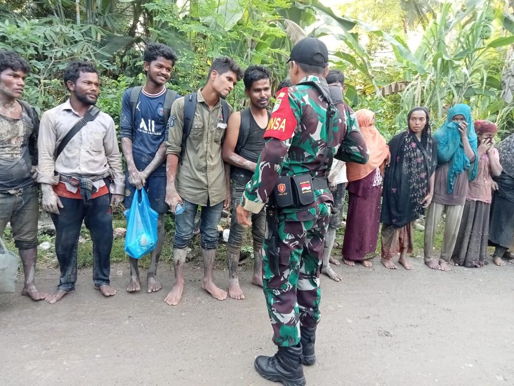 Pengungsi etnis Rohingya saat berada di Desa Padang Kawa, Kecamatan Tangan-tangan, Kabupaten Aceh Barat Daya, Aceh, Senin (13/3/2023). Mereka terdampar ke kabupaten itu setelah berlayar dari Bangladesh.