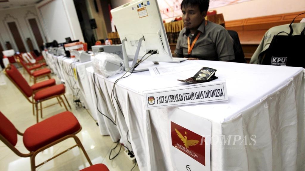 Komisi Pemilihan Umum (KPU) Pusat mulai membuka meja pendaftaran dan penelitian dokumen pencalonan anggota DPR dan DPD Pemilu 2019 di Kantor KPU Pusat, Jakarta, Rabu (4/7/2018). Pada hari pertama pendaftaran dibuka ini belum ada calon yang memasukkan berkas pencalonannya.