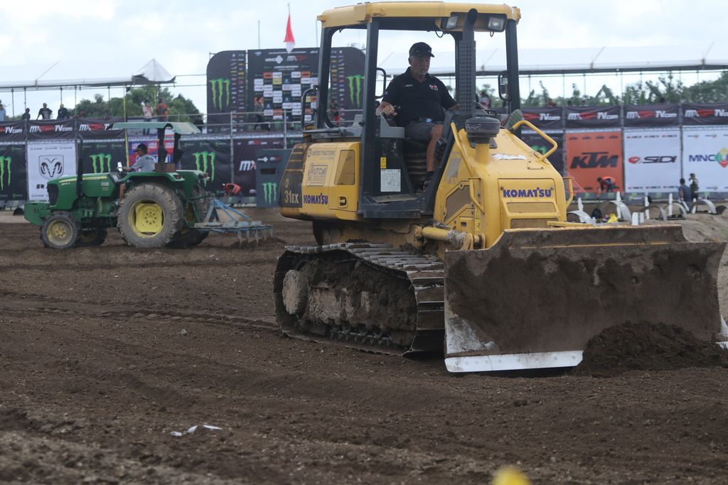 New Zealand-born track designer Greg Atkins operates heavy machinery to tidy up the path in front of the start line of the Selaparang Circuit in Mataram, NTB, ahead of the qualifying session for the Lombok round of the Motocross MXGP World Championship on Saturday (July 1, 2023).