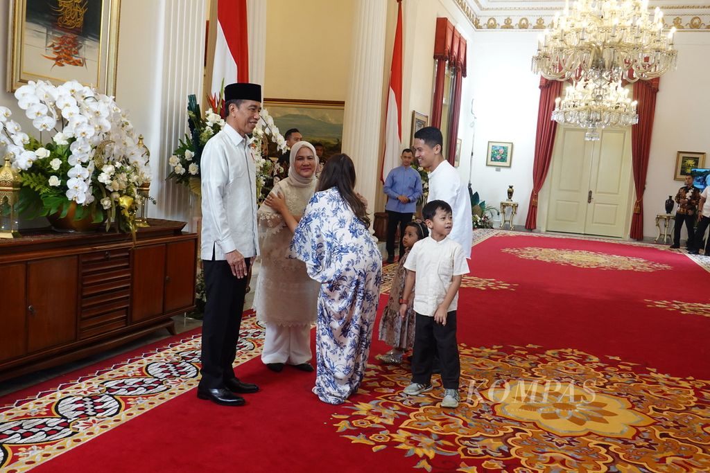 Presiden Joko Widodo menggelar gelar griya (<i>open house</i>) di Istana Negara, Jakarta, Rabu (10/4/2024). Gelar griya ini diselenggarakan seusai Presiden Joko Widodo dan Ibu Iriana Joko Widodo menunaikan shalat Idul Fitri 1445 Hijriah di Masjid Istiqlal, Jakarta. Silaturahmi Lebaran di gelaran ini diawali oleh ucapan selamat Idul Fitri dari Asisten Ajudan Presiden Jokowi, Syarif Fitriansyah, dan keluarga.