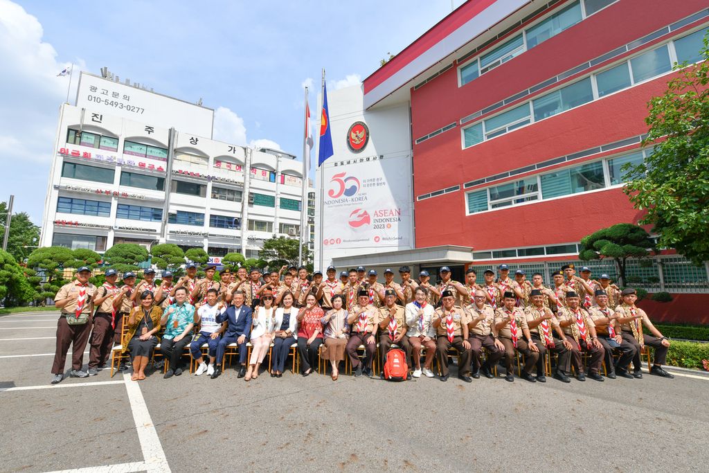 Sebagian dari kontingen Pramuka Indonesia yang berjumlah 1.579 orang berfoto bersama ketika tiba di Seoul dalam rangka mengikuti Jambore Pramuka Dunia Ke-25 di Sae Man-Geum, Korea Selatan, akhir Juli 2023.