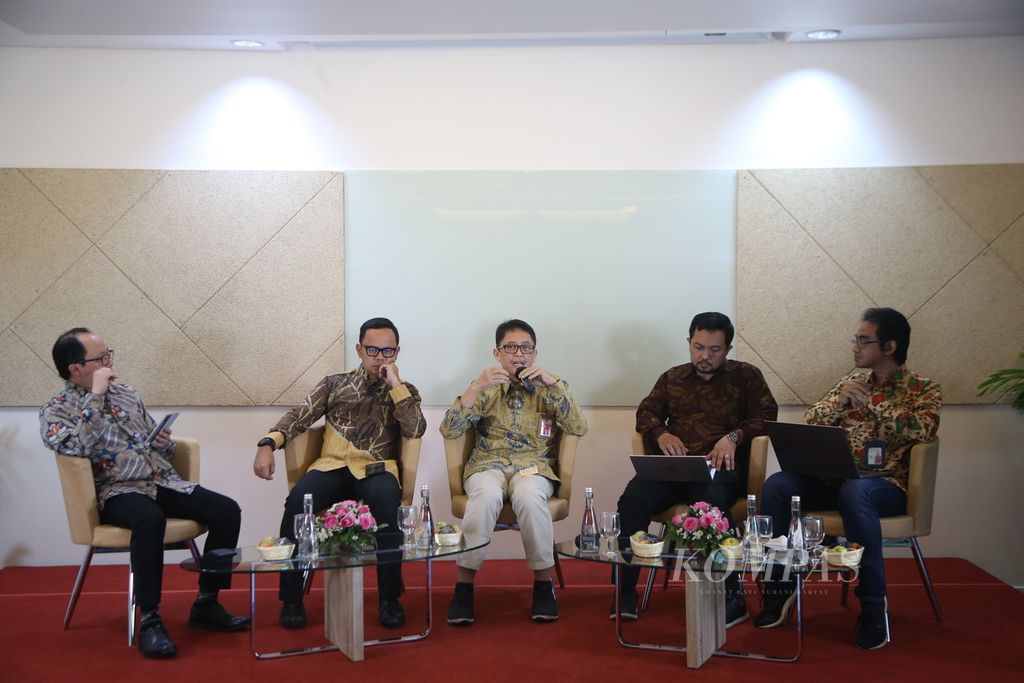 Wali Kota Bogor yang juga Ketua Dewan Pengurus Asosiasi Pemerintah Kota Seluruh Indonesia (Apeksi) Bima Arya (kedua dari kiri), bersama Direktur Dana Transfer Umum Ditjen Perimbangan Keuangan Kementerian Keuangan Adriyanto (tengah), didampingi Pemimpin Redaksi <i>Kompas</i> Sutta Dharmasaputra (kiri), peneliti Litbang <i>Kompas</i> Mahatma Chrysna (kedua dari kanan), dan Wakil Redaktur Pelaksana <i>Kompas</i> Haryo Damardono menjadi pembicara dalam diskusi Kompas Collaboration Forum-City Leaders Community APEKSInergi #2 di Menara <i>Kompas</i>, Jakarta, Jumat (10/6/2022). 