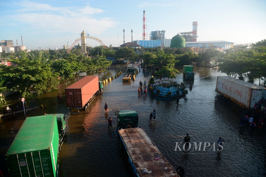 Tidal floods inundated almost the entire area of Tanjung Emas Port in Semarang City, Central Java, Tuesday (24/5/2022). The flooding that has occurred since Monday has been exacerbated by a number of broken embankments.
