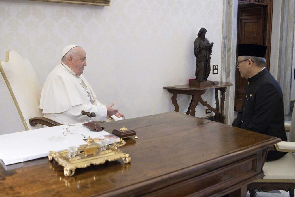 Duta Besar Luar Biasa dan Berkuasa Penuh Indonesia untuk Takhta Suci Vatikan Trias Kuncahyono berbincang dengan Paus Fransiskus setelah menyerahkan Surat Kepercayaan di Istana Kepausan, Senin (11/12/2023).