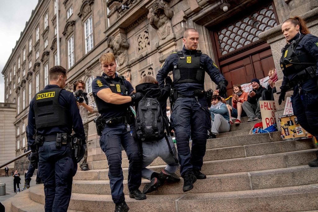 Polisi Denmark pada 19 Juni 2024 membubarkan para pengunjuk rasa pro-Palestina yang memblokade pintu masuk Istana Christiansborg, tempat 27 pengunjuk rasa ditahan dan dikenakan dakwaan. 