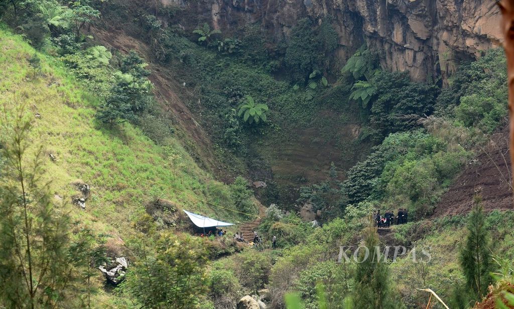 Lokasi jatuhnya satu dari dua pesawat TNI AU Super Tucano Skuadron Udara 21 di lereng pegunungan Bromo, Desa Keduwung, Kecamatan Puspo, Kabupaten Pasuruan, Jumat (17/11/2023).
