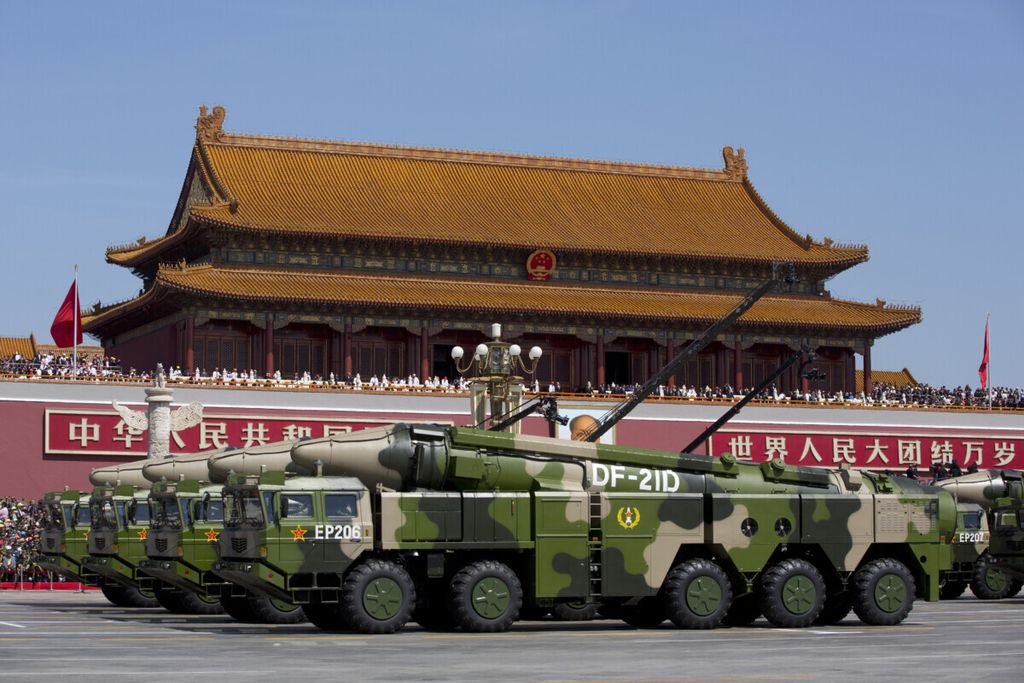 Foto tanggal 3 September 2015 ini memperlihatkan kendaraan militer China pengangkut rudal balistik antikapal DF-21D, yang disebut berpotensi menenggelamkan kapal induk AS kelas Nimitz dalam serangan tunggal, saat melewati Pintu Gerbang Tiananmen dalam parade peringatan 70 tahun berakhirnya Perang Dunia II di Beijing, China. 