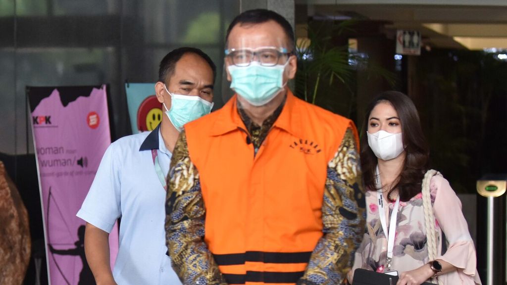Bekas Menteri Kelautan dan Perikanan Edhy Prabowo meninggalkan Gedung Komisi Pemberantasan Korupsi (KPK), Jakarta, seusai mengikuti sidang virtual pembacaan surat dakwaan oleh jaksa penuntut umum (JPU) KPK pada pengadilan Tindak Pidana Korupsi (Tipikor), Kamis (15/4/2021). 