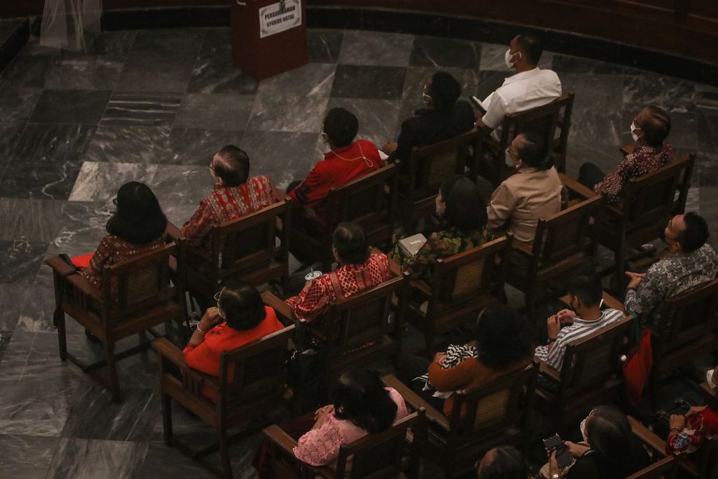 Jemaat mengikuti ibadah malam Natal di GPIB Immanuel, Jakarta, Sabtu (24/12/2022). 