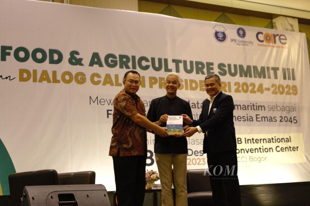 Calon Presiden Ganjar Pranowo menerima buku kumpulan pemikiran akademisi dari Institut Pertanian Bogor (IPB), Selasa (19/12/2023), di Bogor, Jawa Barat. 