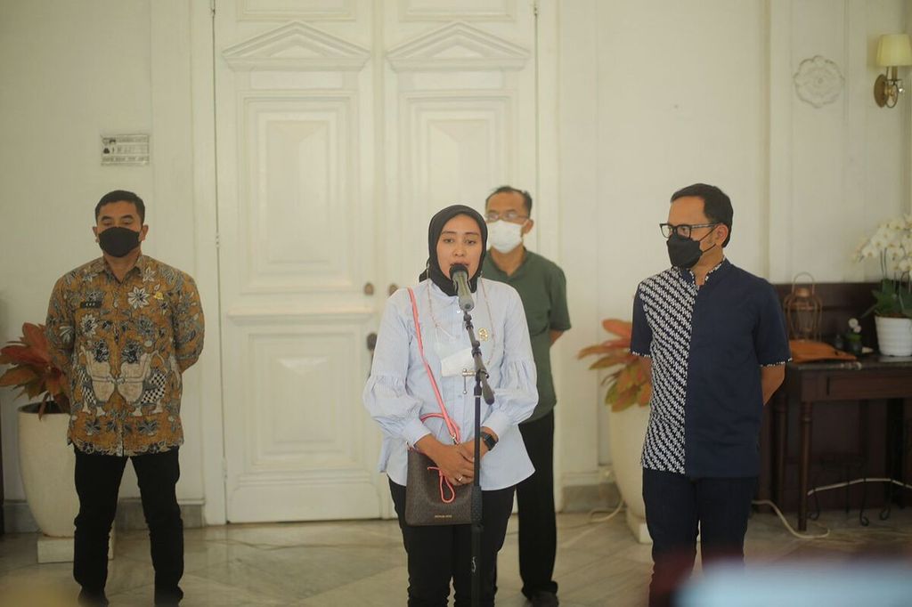 Rachma Nissa Fadliya diperkenalkan sebagai Pelaksana Tugas atau Plt Direktur Perusahaan Umum Daerah Transportasi Pakuan Kota Bogor mengantikan Lies Permana Lestari, Sabtu (14/5/2022), di Balai Kota Bogor.