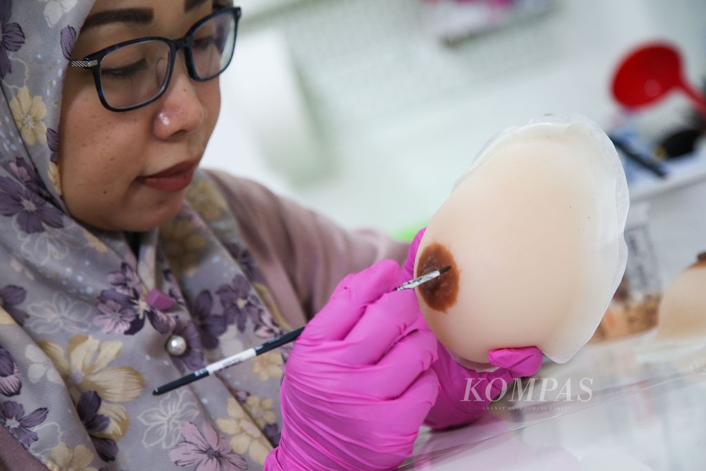 Desy Pujiarsi menyelesaikan pembuatan payudara prostetik berbahan silikon di laboratorium klinik Ilyarsi di Jombang, Tangerang Selatan, Banten, awal November 2019. 