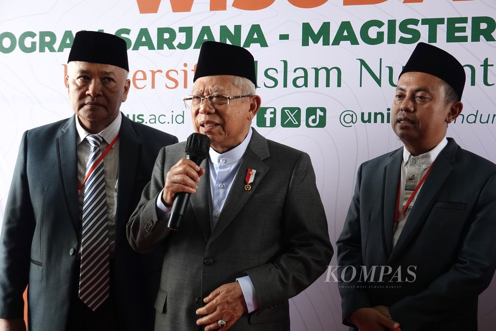 Wakil Presiden Ma’ruf Amin menyampaikan keterangan pers seusai memberikan orasi ilmiah dalam sidang Senat Terbuka Universitas Islam Nusantara (Uninus) dalam rangka wisuda ke-67 dan milad ke-64 di Kota Bandung, Jawa Barat, Kamis (16/11/2023). 