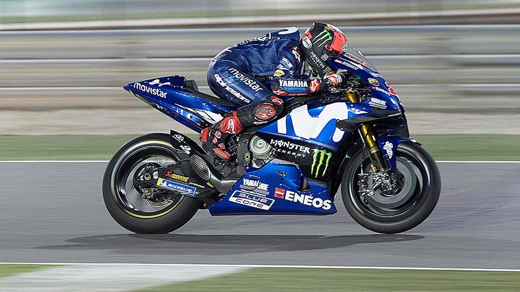 Pebalap MotoGP tim Movistar Yamaha, Maverick Vinales, memacu motornya di lintasan lurus pada uji coba pramusim di Sirkuit Losail, Qatar, Kamis (1/3). Pada tes hari pertama itu, Vinales menjadi pebalap tercepat.