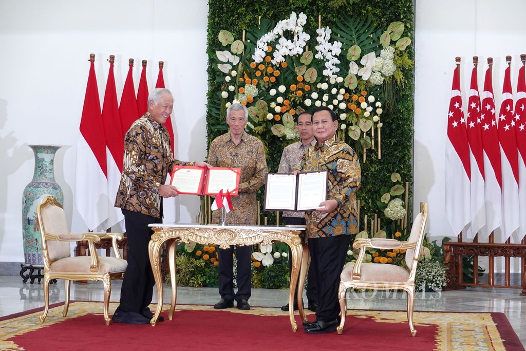 After discussing at the Veranda of Bogor Palace, President Joko Widodo and Singaporean Prime Minister Lee Hsien Loong re-entered the Palace area to witness the signing of the MoU or agreement notes signed by several ministers. At the Leaders' Retreat event at the Presidential Palace in Bogor on Monday (29/4/2024), several ministers in the Indonesian Cabinet Maju were also present.