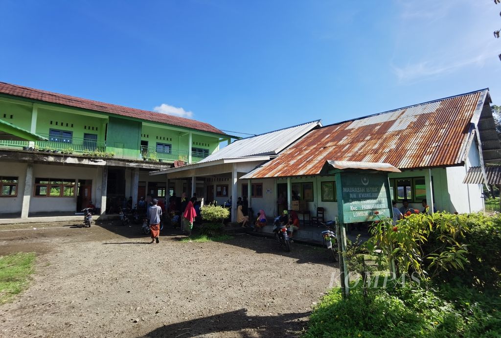 Suasana pemilihan langsung kepala dusun di Madrasah Ibtidaiyah Nahdlatul Wathan Kwang Jukut, Desa Pringgarata, Kabupaten Lombok Tengah, Nusa Tenggara Barat, Sabtu (18/3/2023). 