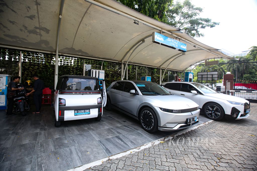 Deretan mobil listrik yang melakukan penambahan daya listrik di stasiun pengisian kendaraan listrik umum (SPKLU) di kantor PLN di kawasan Gambir, Jakarta Pusat, Senin (18/12/2023). Ketersediaan SPKLU di Indonesia sangat berpengaruh dalam pertumbuhan ekosistem kendaraan listrik. 