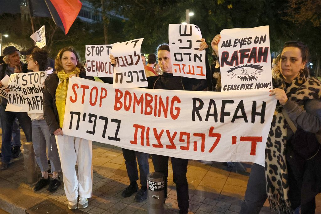 Warga Israel berunjuk rasa di Tel Aviv pada Selasa (13/2/2024) malam untuk memprotes serangan Israel ke Gaza. 