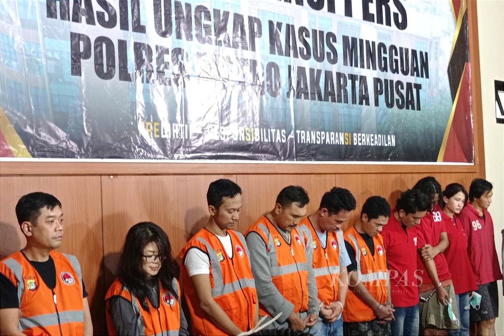 Para tersangka kasus tindak pidana narkotika dihadirkan di Markas Kepolisian Resor Metro Jakarta Pusat, Jumat (14/10/2022) malam.