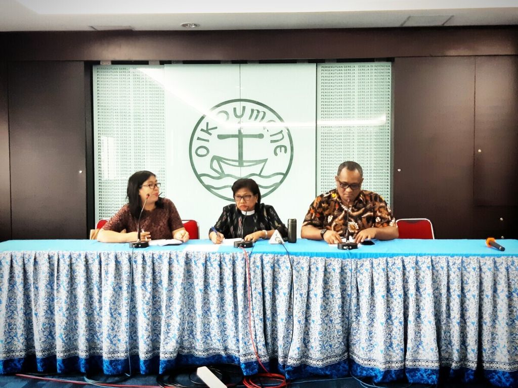 Persekutuan Gereja-gereja Indonesia (PGI) mengadakan jumpa pers di Jakarta, Senin (11/3/2019). Hadir sebagai pembicara Ketua Umum PGI Henriette Hutabarat Lebang (Tengah) serta Sekretaris Eksekutif Bidang Keadilan dan Perdamaian PGI Henrek Lokra (kanan).