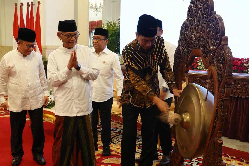 Presiden Joko Widodo memukul gong dalam acara Peresmian Pembukaan Rapat Kerja Nasional Badan Kesejahteraan Masjid Tahun 2023, di Istana Negara, Jakarta, Rabu (8/11/2023). Pengurus BKM diharapkan dapat aktif bersinergi untuk menjaga masjid dari ancaman intoleransi, ekstremisme, serta politisasi yang memecah belah.