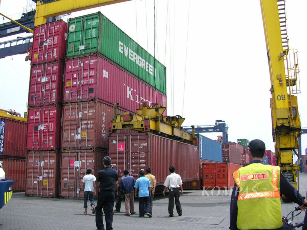 Inilah tumpukan kontainer berisi limbah bahan berbahaya dan beracun (B3) di Jakarta International Container Terminal (JICT) Tanjung Priok pada 27 Maret 2005. Total 19 kontainer limbah B3 asal Inggris itu telah dikirim kembali ke eksportirnya.