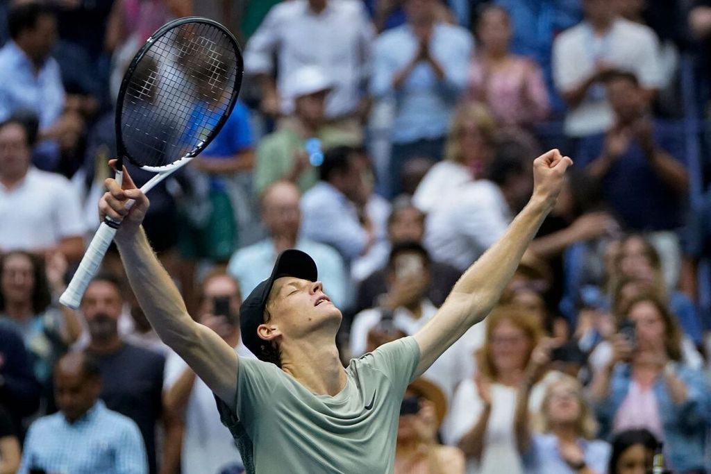 Petenis Italia, Jannik Sinner, merayakan kemenangannya atas Jack Draper (Inggris Raya) pada semifinal tunggal putra Grand Slam Amerika Serikat Terbuka 2024 di Pusat Tenis Nasional AS Billie Jean King di New York, AS, Sabtu (7/9/2024) dini hari WIB. Sinner menang dengan skor 7-5, 7-6 (3), 6-2.