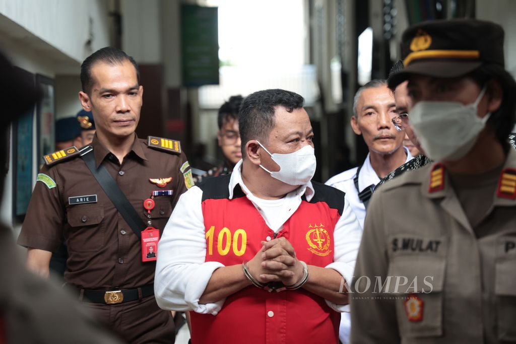 Terdakwa kasus pembunuhan Nofriansyah Yosua Hutabarat atau Brigadir J, Kuat Maruf, seusai menjalani sidang putusan di Pengadilan Negeri Jakarta Selatan, Selasa (14/2/2023). 